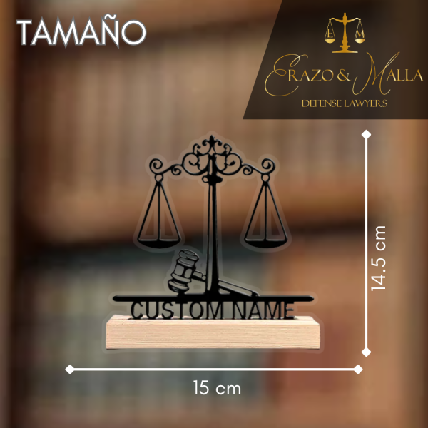 ESTATUA DE JUSTICIA PERSONALIZADA CON BASE DE MADERA - Imagen 2